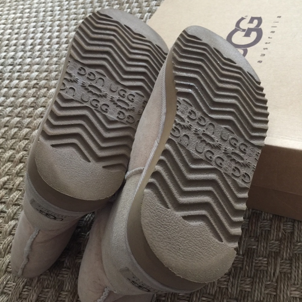 UGG Classic Short. Sand, size 7 (fits 7 1/2 & 8). - Picture 7 of 8